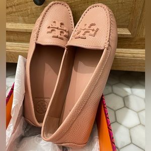 NEW Tory Burch 85159 PINK MOON Everly Driver Tumbled Leather Loafer Size 6.5